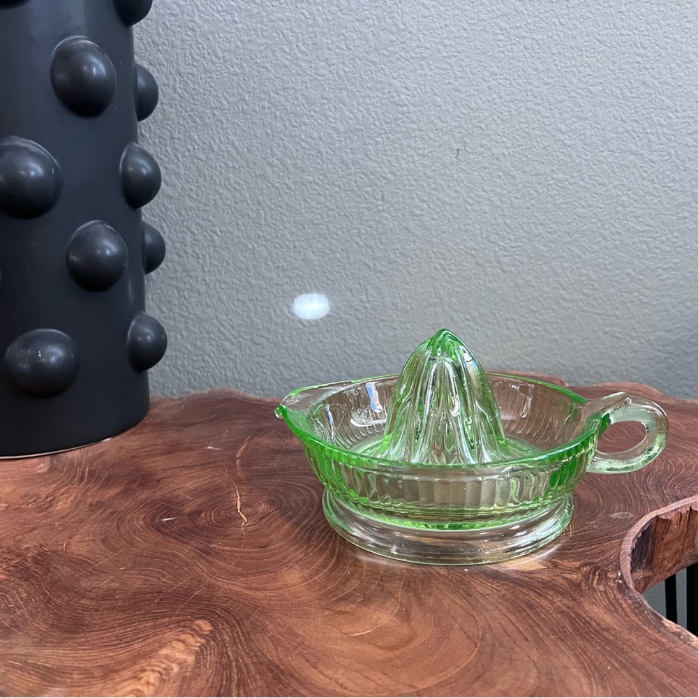 ✨SOLD✨

Vintage uranium glass juicer 💚✨